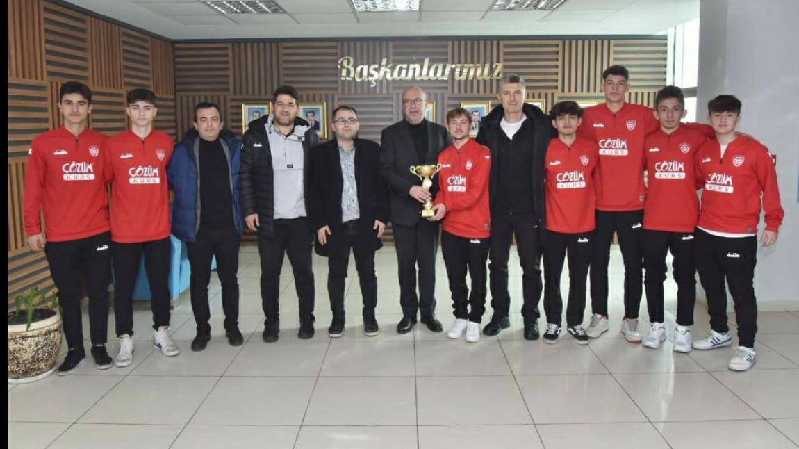 İl şampiyonu olan futsal takımımız Tekkeköy Belediyesi'ni ziyaret etti.